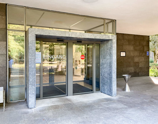 Landesamt für Steuern:<br>Sanierung Eingang